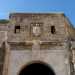 ...e ci troviamo di fronte al portale dingresso con lo stemma dei Borbone, ultimi proprietari della fortezza tra il 700 e l800